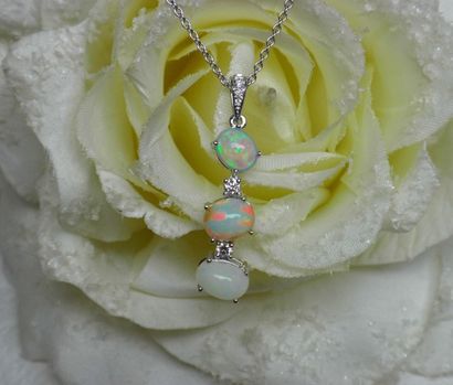 Pendentif or blanc serti de 3 jolies opales...