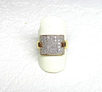 Bague or jaune à plateau sertie de diamants...