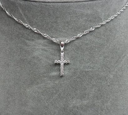 Croix en or blanc sertie par 11 diamants....