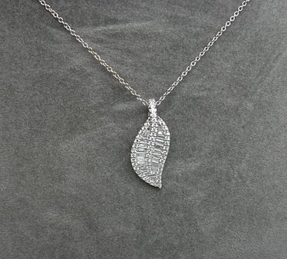 Pendentif forme feuille sertie de diamants...