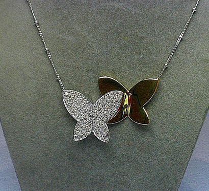 Pendentif bicolore représentant deux papillons...
