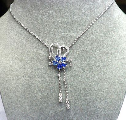 Pendentif or blanc formant une fleur sertie...