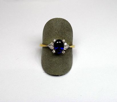 Bague or blanc soutenant un saphir ovale...