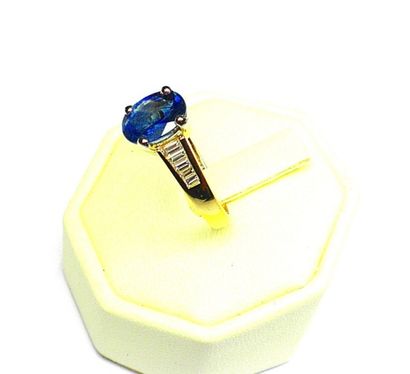 Bague bicolore sertie d'un saphir ovale Ceylan...