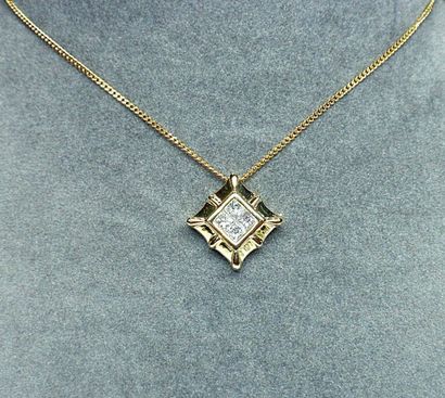 Pendentif or jaune de forme carrée serti...
