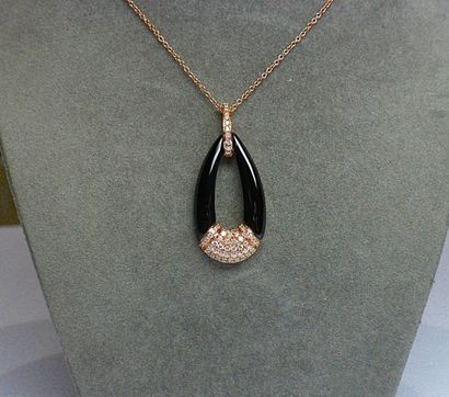 Pendentif onyx à décor de motifs or rose...