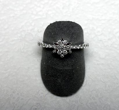 Bague or blanc sertie en son centre et sur...