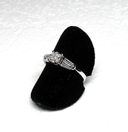 Bague or blanc sertie en son centre de 7...