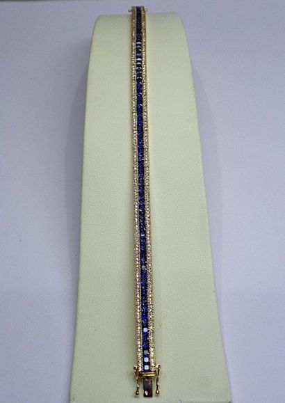 Bracelet ligne or jaune serti de saphirs...