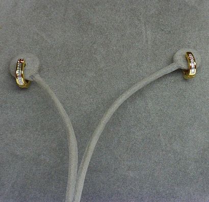 Paire de demi-créoles or jaune sertie de...