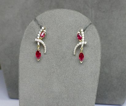 Paire de boucles d'oreilles pendantes sertie...