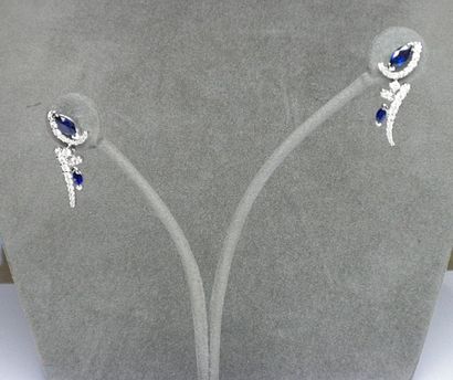 Paire de boucles d'oreilles pendantes sertie...