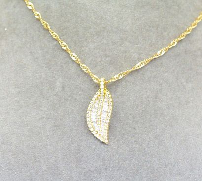 Pendentif or jaune représentant une feuille...