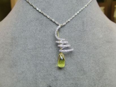 Pendentif bicolore formant une spirale diamantée...