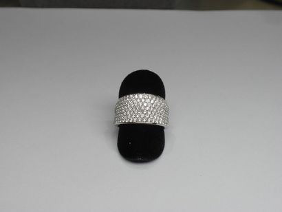 Bague incurvée or blanc entièrement pavée...