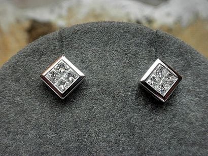 Paire de boucles d'oreilles sertie par 8...