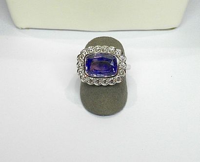 Bague or blanc soutenant un saphir NATUREL...