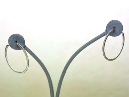 Paire de boucles d'oreilles créoles entièrement...