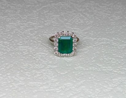 Bague sertie d'une émeraude probablement...