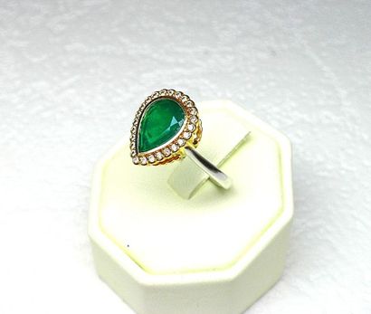 Bague bicolore sertie d'une émeraude poire...