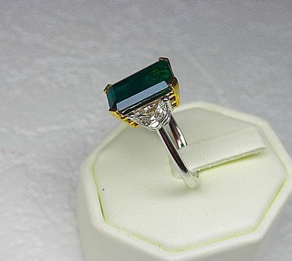 Bague bicolore sertie d'une émeraude à pans...