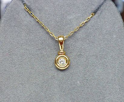 Pendentif or jaune en clos d'un diamant taille...