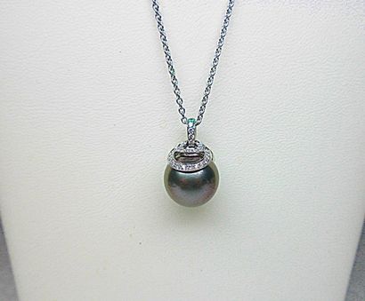 Pendentif or blanc soutenant une perle de...