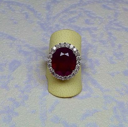 Bague or blanc centrée d'un rubis ovale probablement...