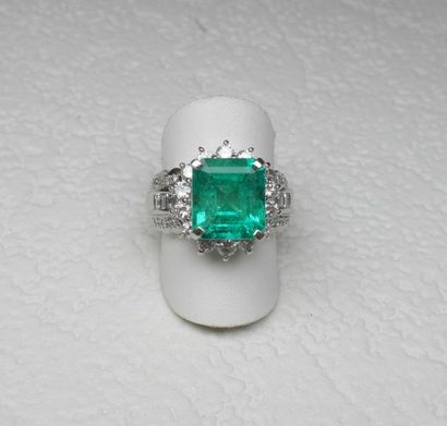 Bague joaillerie en platine centrée d'une...
