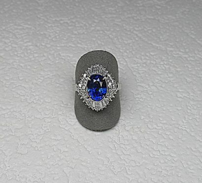 Bague jupe joaillerie en platine sertie d'un...