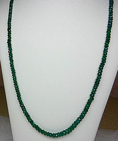 Collier chute d'émeraudes pesant 75 cts....