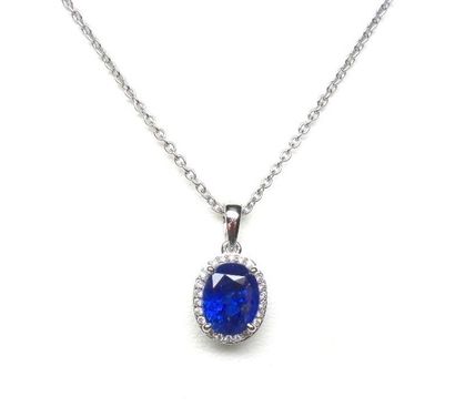 Pendentif or blanc serti d'un saphir ovale...