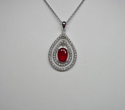Pendentif or blanc soutenant un rubis ovale...