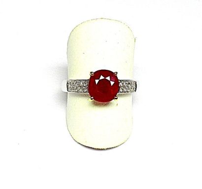 Bague or blanc serti d'un rubis coussin Birman...