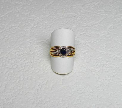 Bague anneau stylisé bicolore soutenant un...