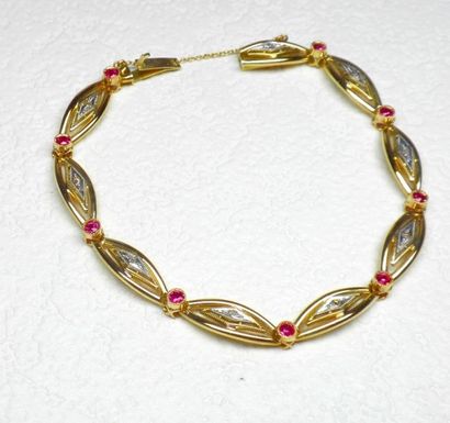 Bracelet bicolore filigrané serti de 9 diamants...
