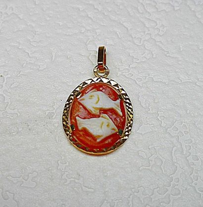 Pendentif or jaune orné d'un camée à motif...