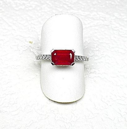 Bague or blanc sertie d'un rubis taille à...