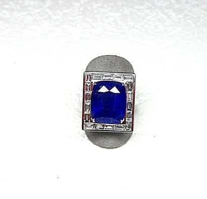 Bague haute joaillerie or blanc soutenant...