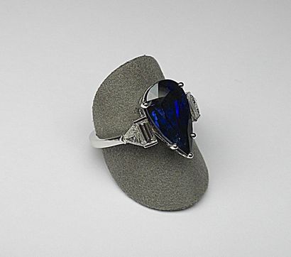 Bague or blanc soutenant un saphir poire...