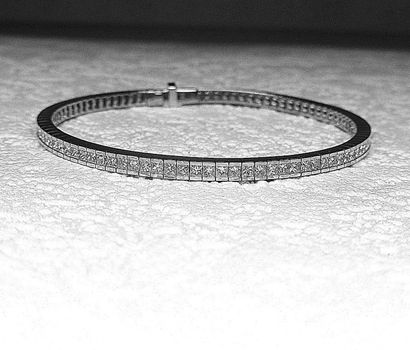Bracelet ligne or blanc serti de diamants...