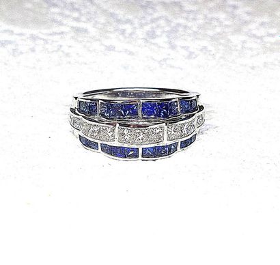 Bague or blanc sertie d'une ligne de diamants...
