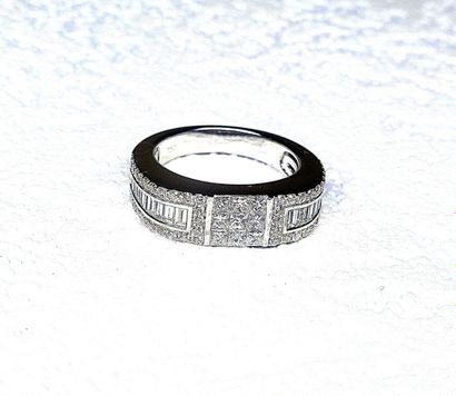 Bague or blanc sertie en son centre de 9...