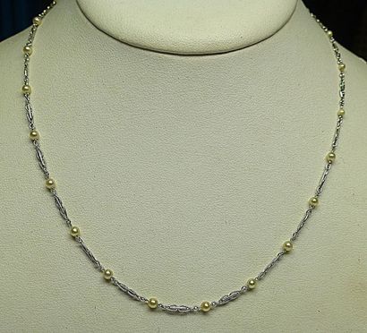 Chaine or blanc ornée par 22 perles de culture...
