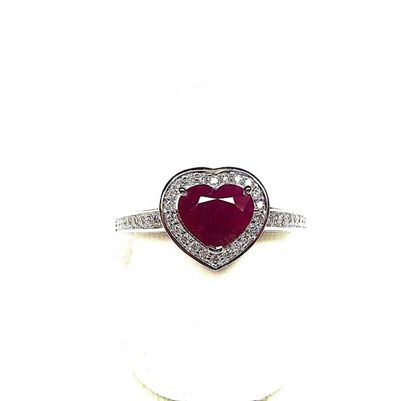Bague or blanc sertie d'un rubis cœur probablement...
