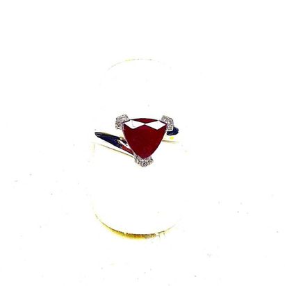 Bague or blanc anneau mouvementé soutenant...