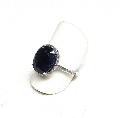 Bague or blanc soutenant un saphir ovale...