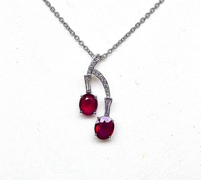 Pendentif or blanc orné par 2 rubis Birmans...
