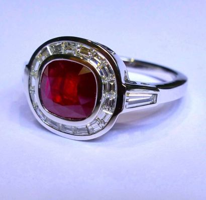 Bague or blanc sertie d'un rubis coussin...