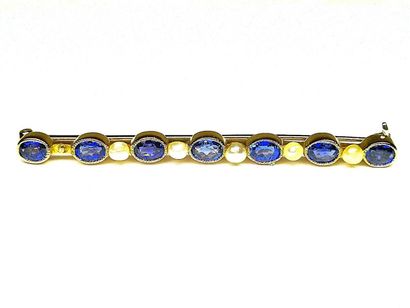 Broche en or 14K soutenant 7 saphirs en clos...